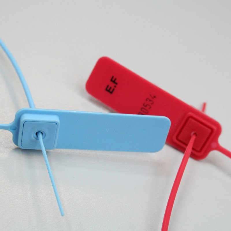 Lionseal 2 - This polypropylen is aimed at closing bags or securizing trolleys - The 40x18 mm tag of this plastic seal can be pe