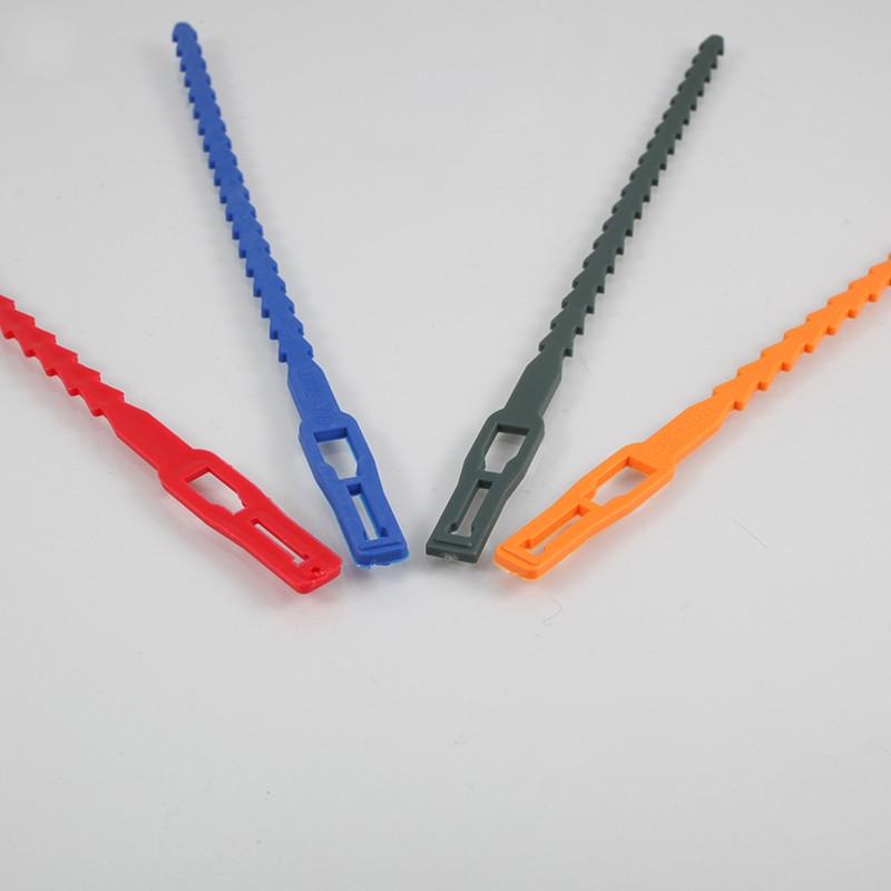 Flexible and reusable plastic clip - Etigo