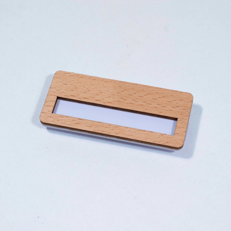 Porte-nom en bambou personnalisé : élégance naturelle