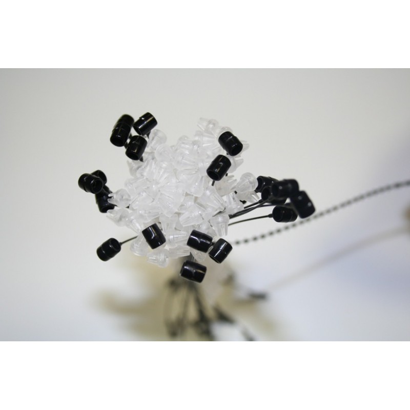 Plastic fastener with manual clamping: clothing labelling